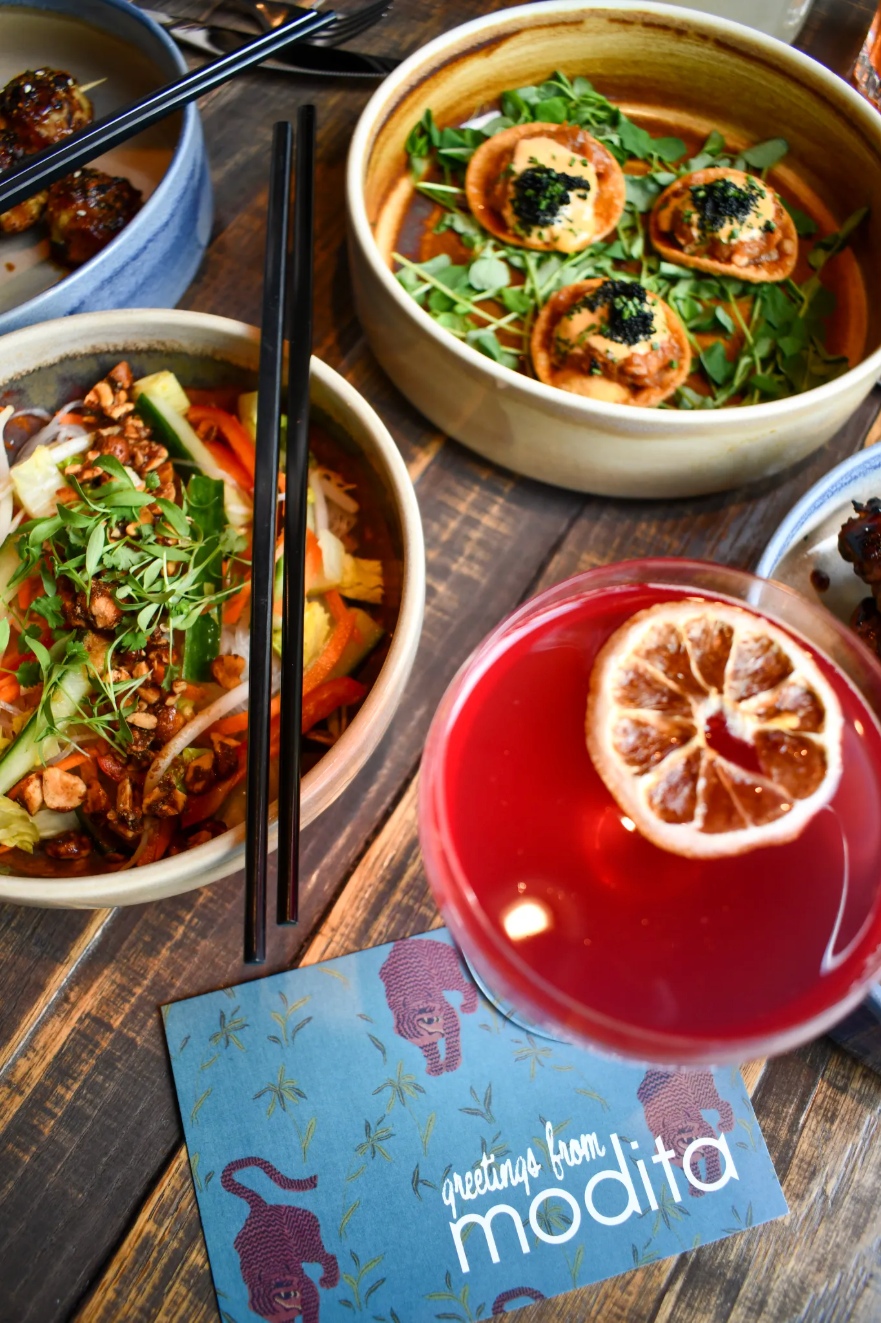Overhead hospitality food composition